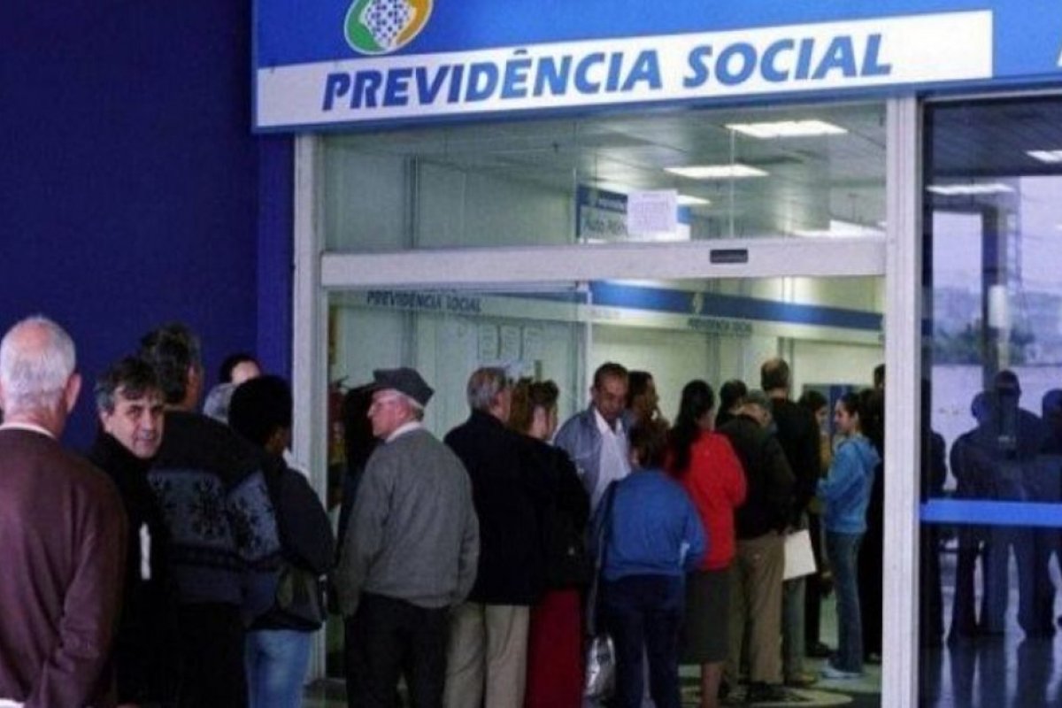 INSS acumula 700 mil pedidos de aposentadoria por mês, revela presidente do instituto