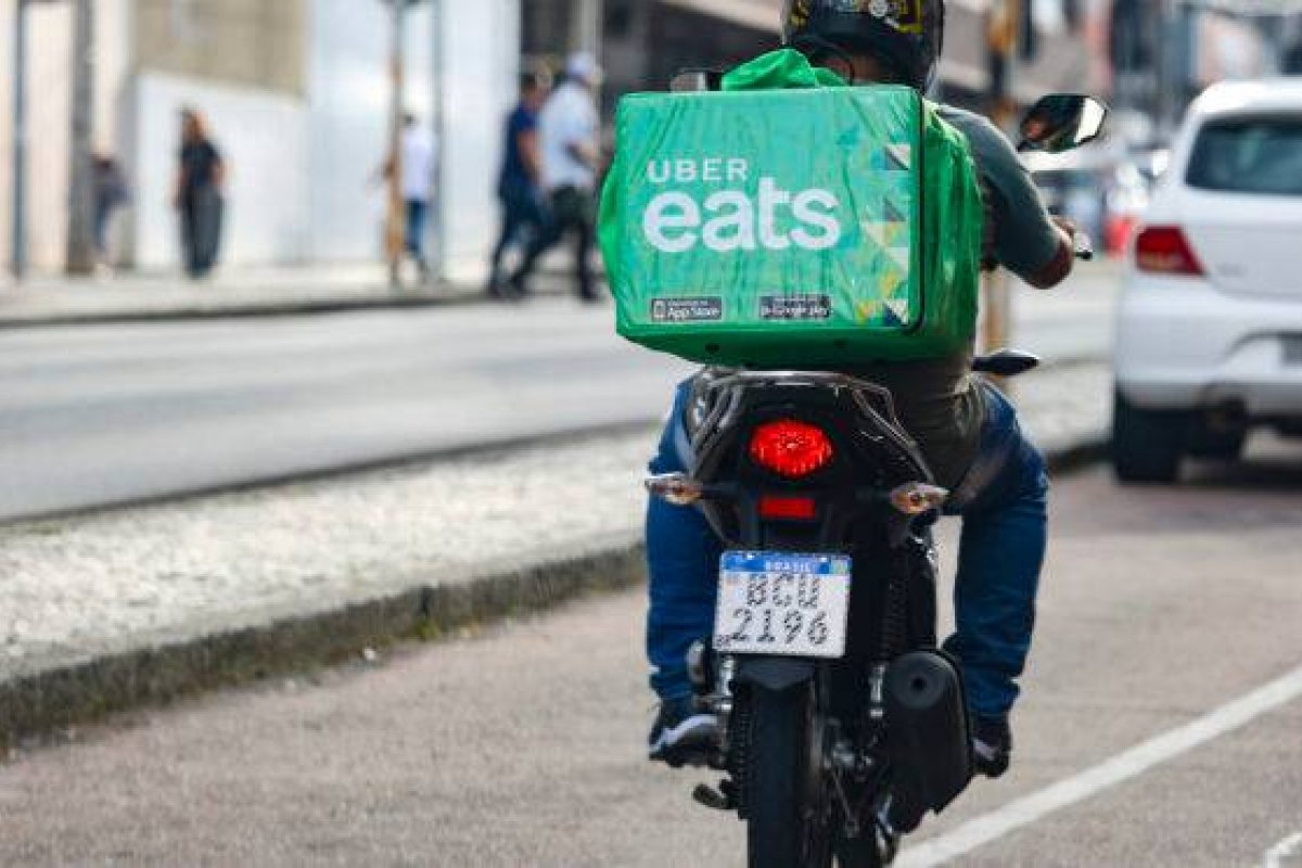 Justiça do Trabalho determina que Uber forneça EPIs e pontos de higienização para entregadores