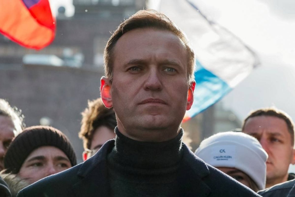 Navalny chega à Alemanha para tratamento após suspeita de envenenamento