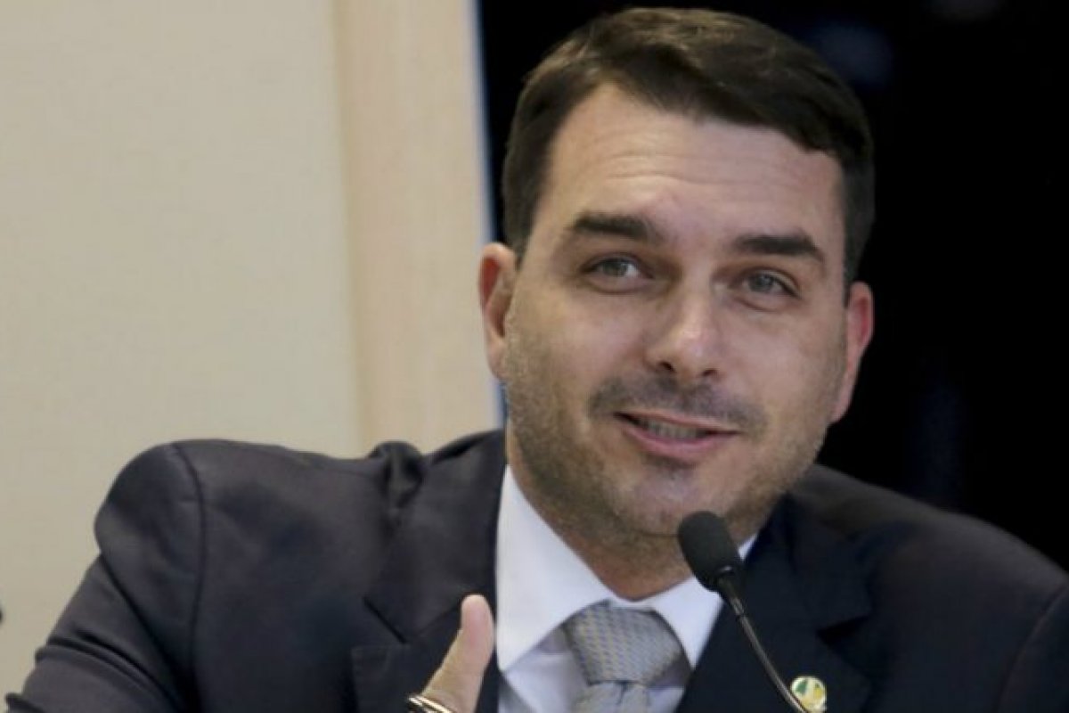 AGU e PGR devem explicações sobre foro privilegiado de Flávio Bolsonaro