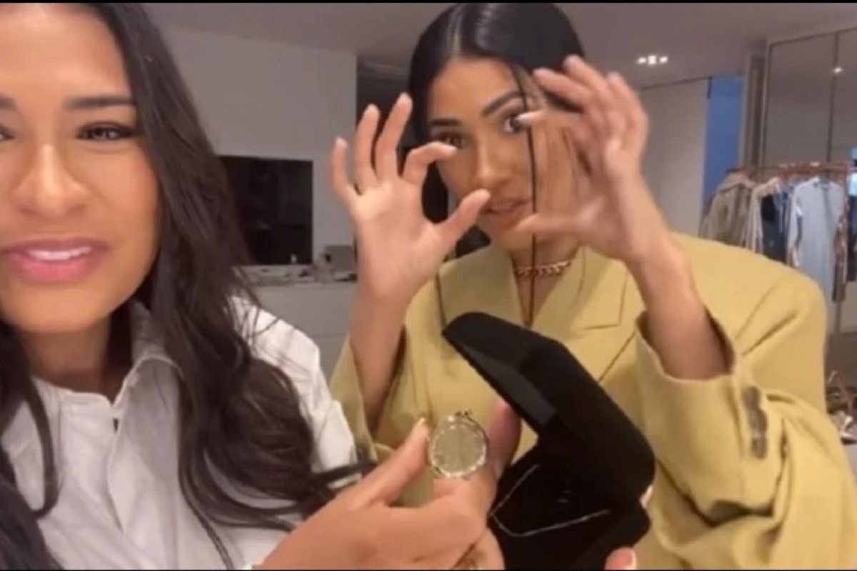 Simaria presenteia a irmã Simone com “pingente de placenta”