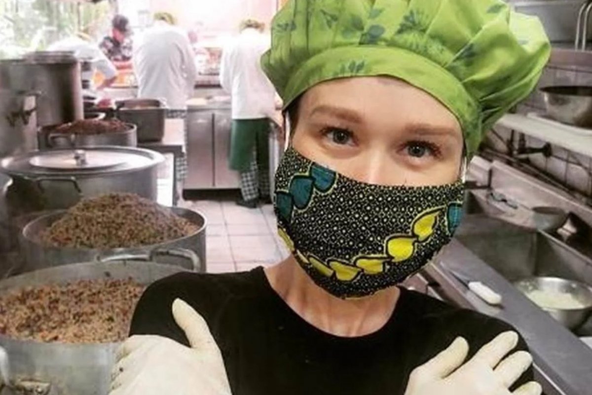 Mariana Ximenes segue preparando marmitas em projeto solidário