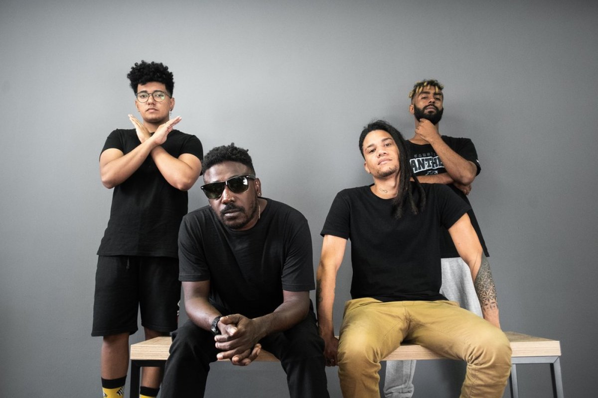 Grupo ÀTTØØXXÁ pratica vandalismo em hotel alegando racismo