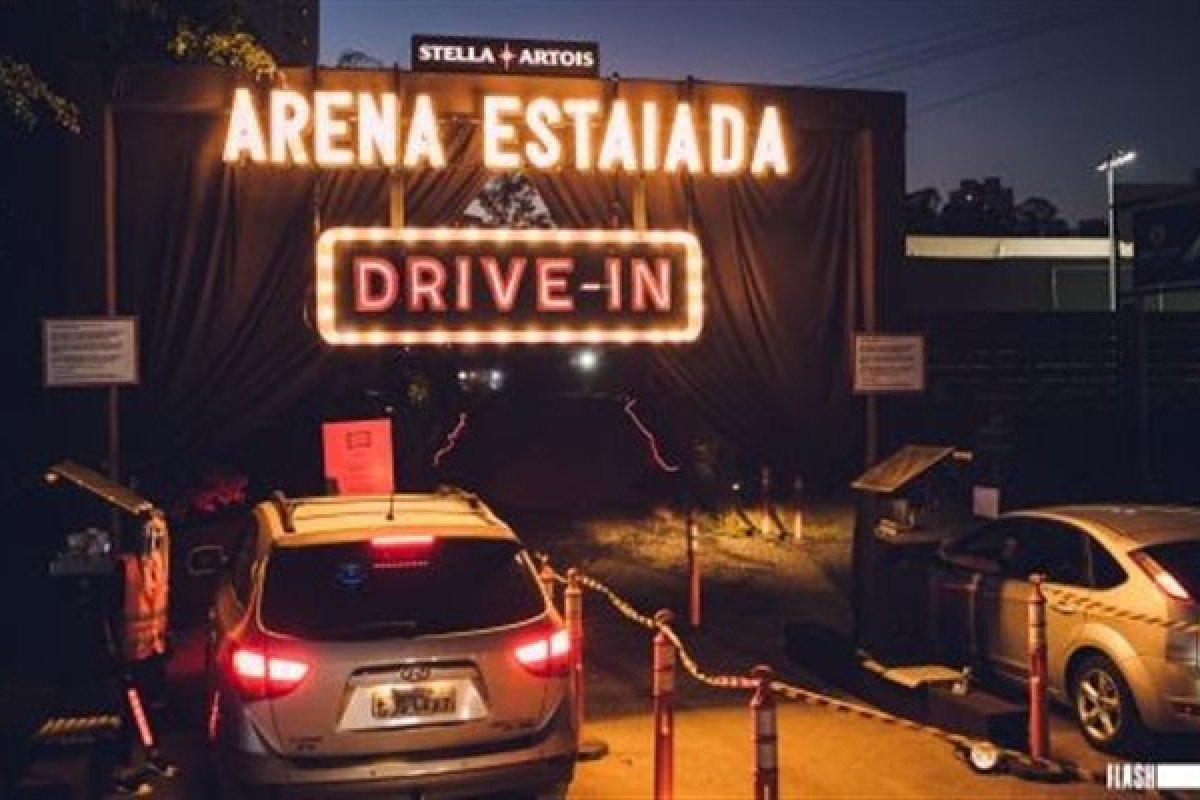 Locadora de veículos oferece carros para sessões de cinema drive-in
