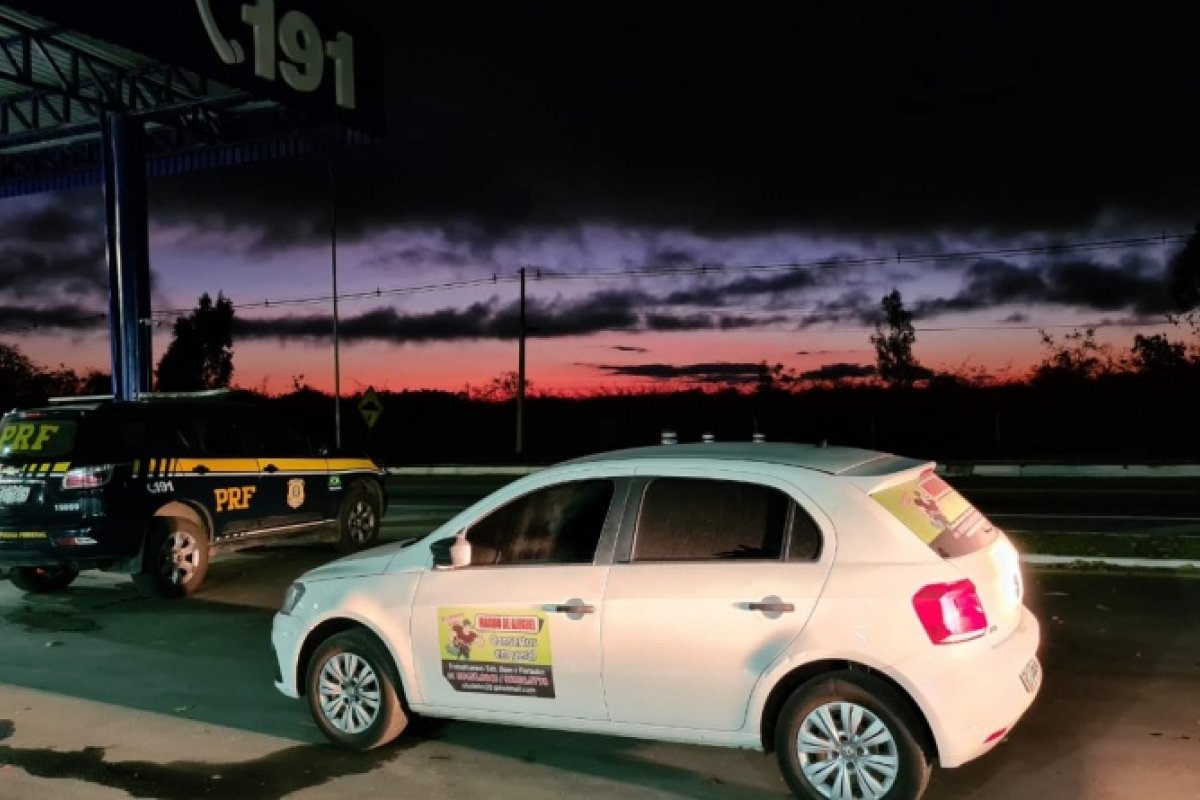 PRF-BA apreende veículo roubado transportado em carro cegonha