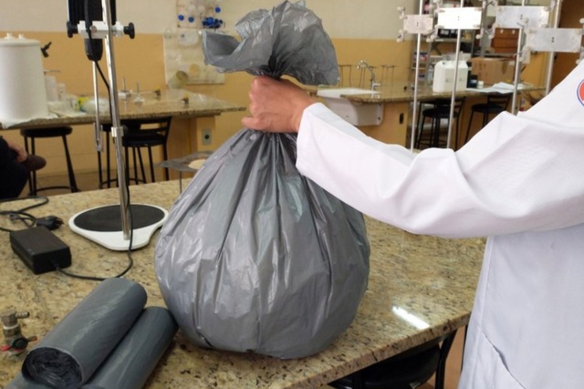 Saco de lixo desenvolvido por empresa brasileira consegue eliminar coronavírus, diz pesquisa