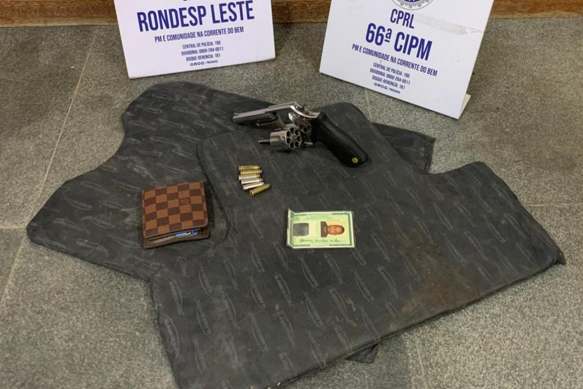 Arma, munição e coletes encontrados em casa de foragido