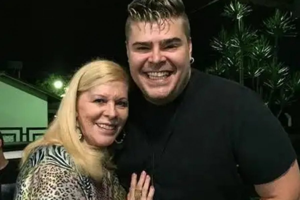 Rafael Vanucci presta homenagem no aniversário de 72 anos de Vanusa