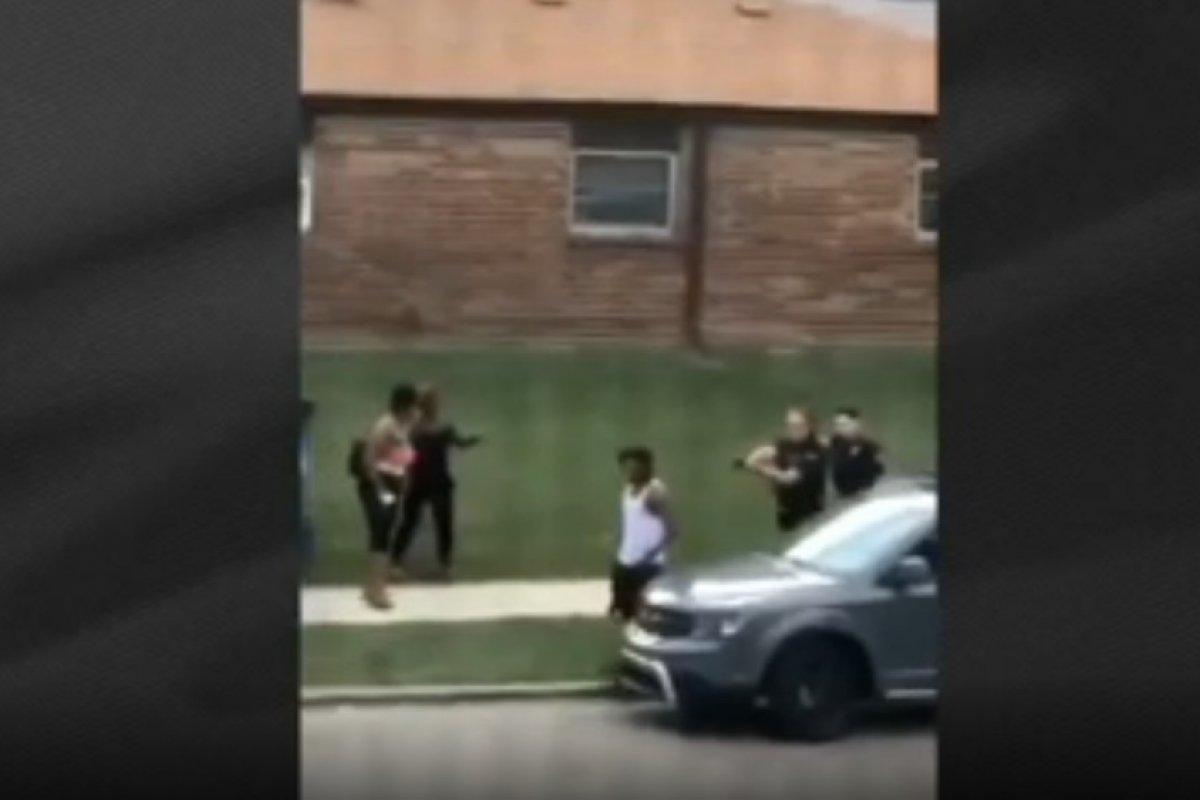 Veja vídeo: Homem é baleado diversas vezes em cidade dos EUA, que se torna alvo de protestos