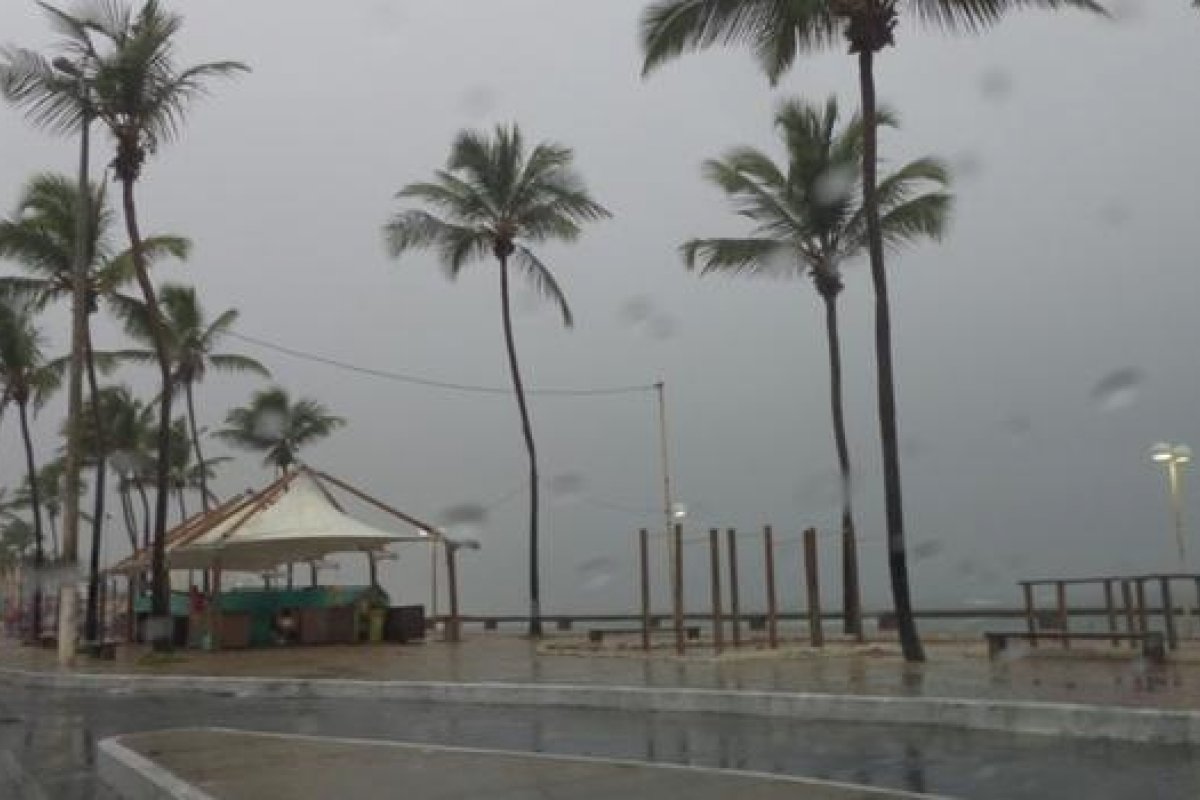 Previsão de chuva e ventos fortes para Salvador, região metropolitana e recôncavo baiano até terça-feira (25)