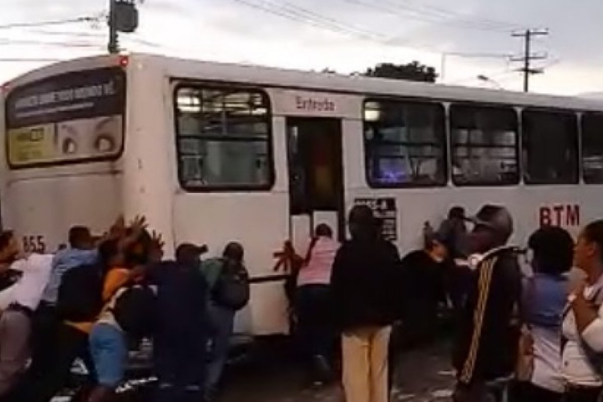 Ônibus quebra e causa transtorno no bairro de Itapuã, em Salvador