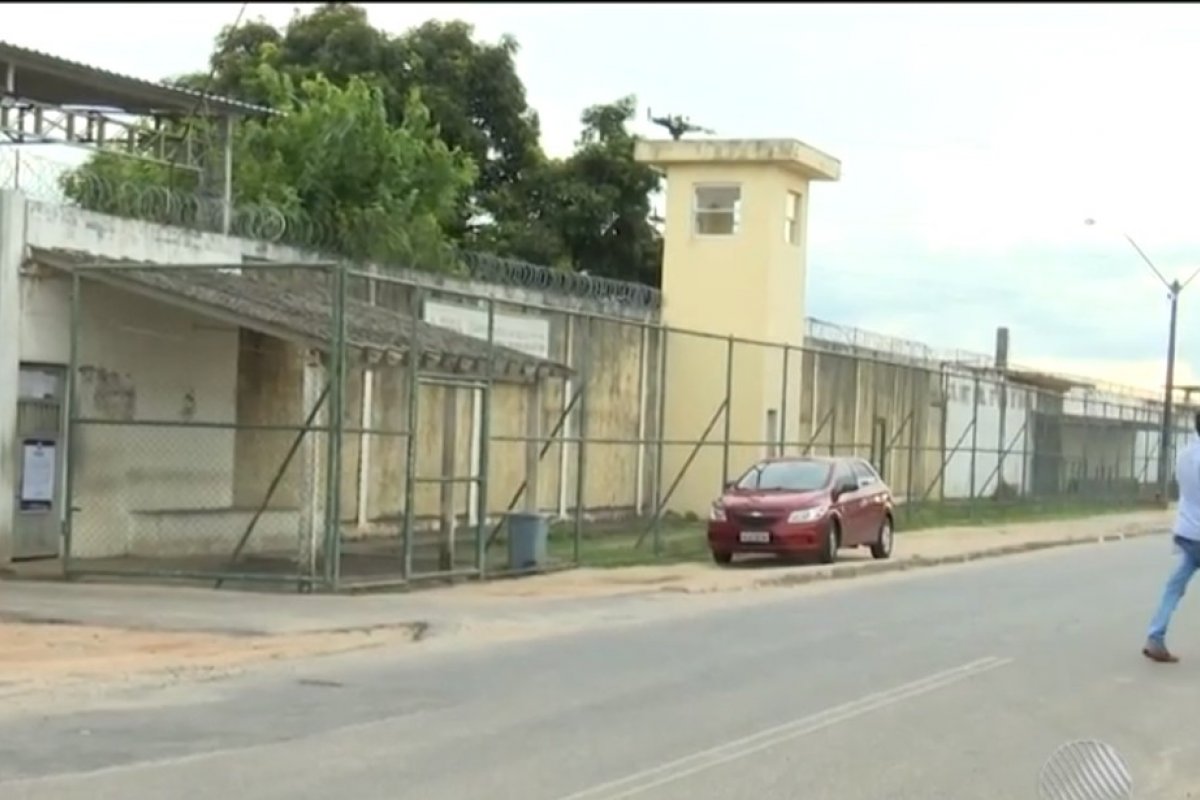 Após registro de brigas e mortes, detentos do presídio de Feira de Santana são transferidos