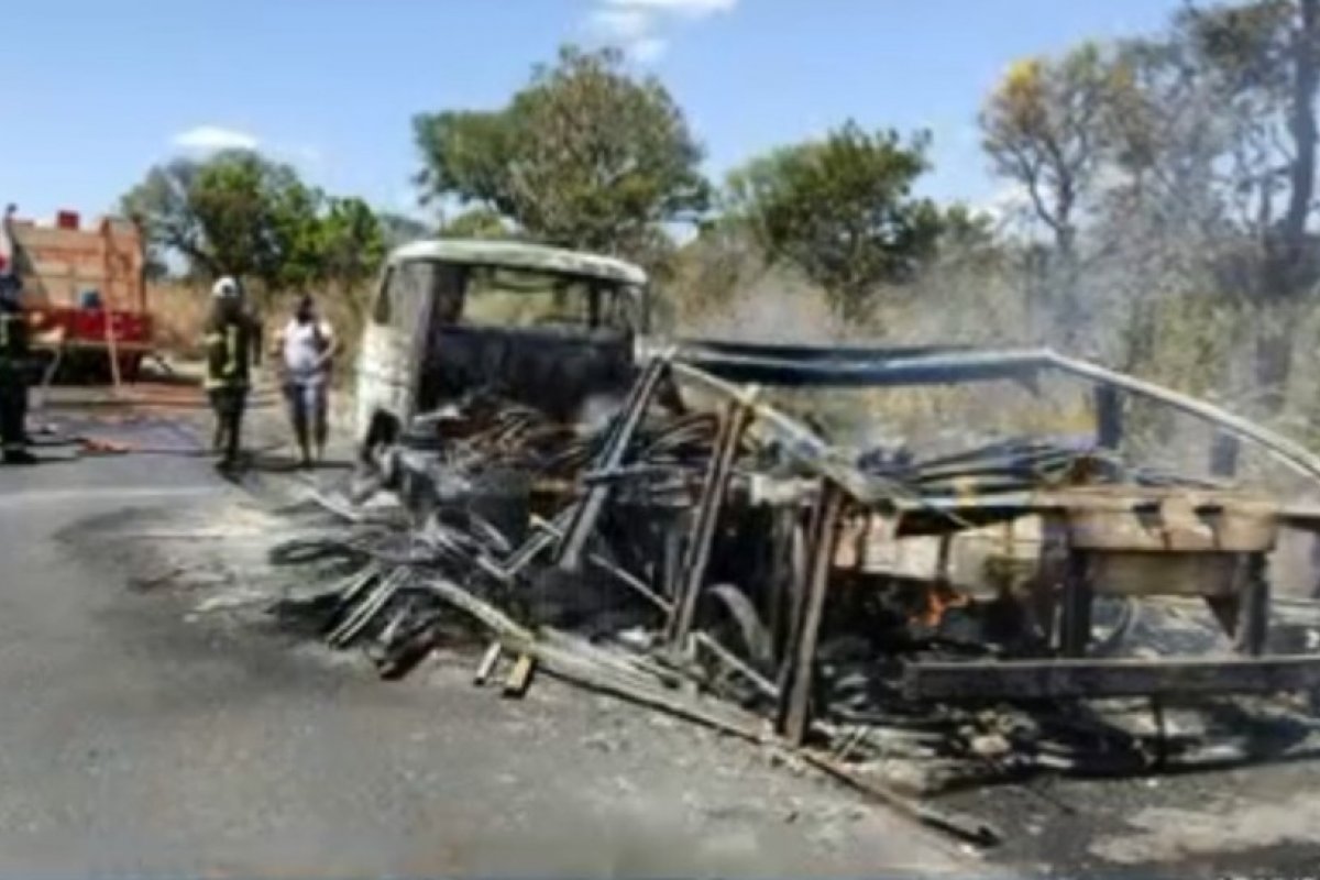 Caminhão e carga ficam destruídos após veículo pegar fogo na BR-242