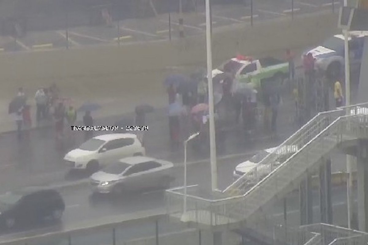 Comerciantes protestam em Salvador contra medidas restritivas no bairro de Pernambués