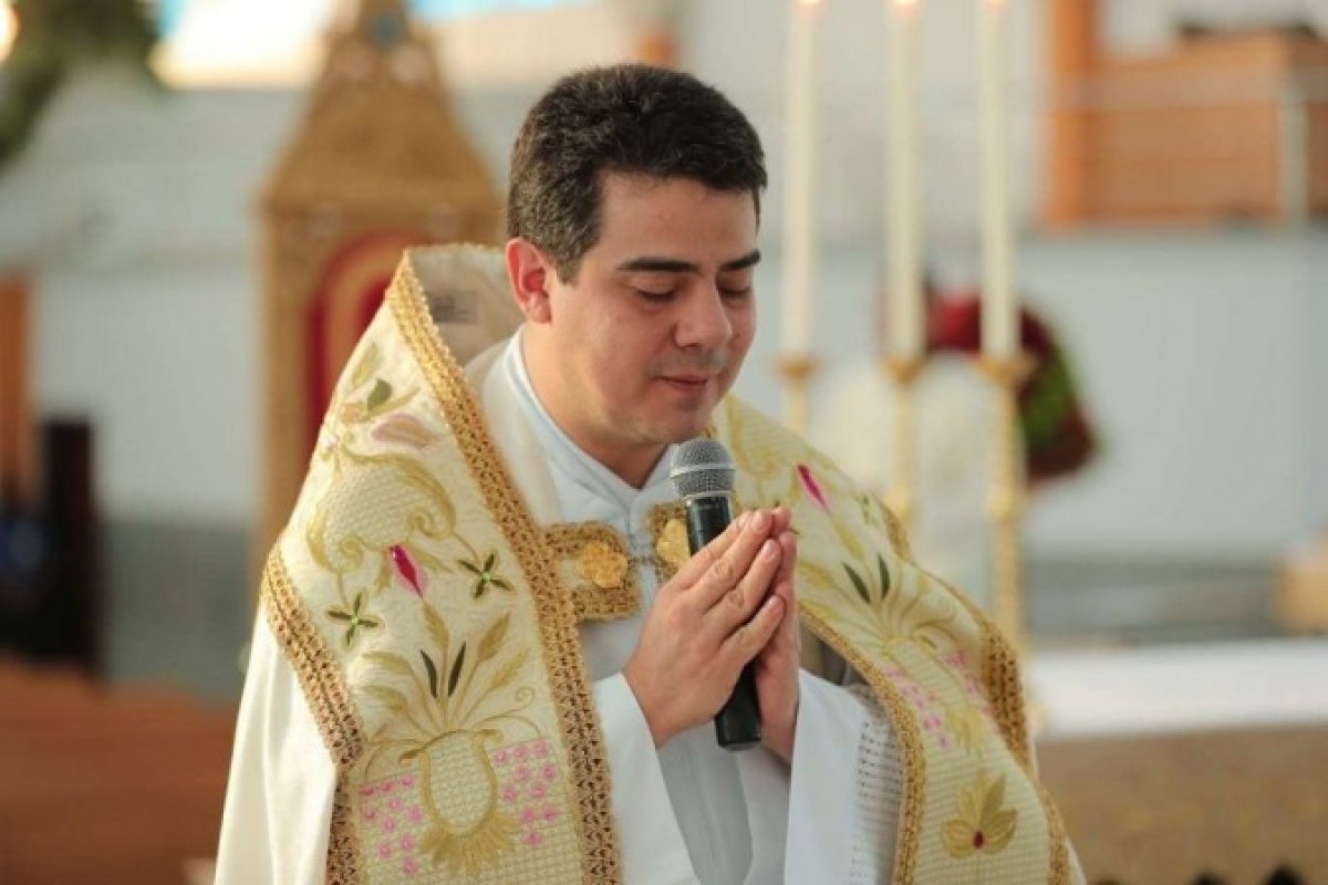 Igreja Católica afasta padre por suspeita de desvios de doações de fiéis