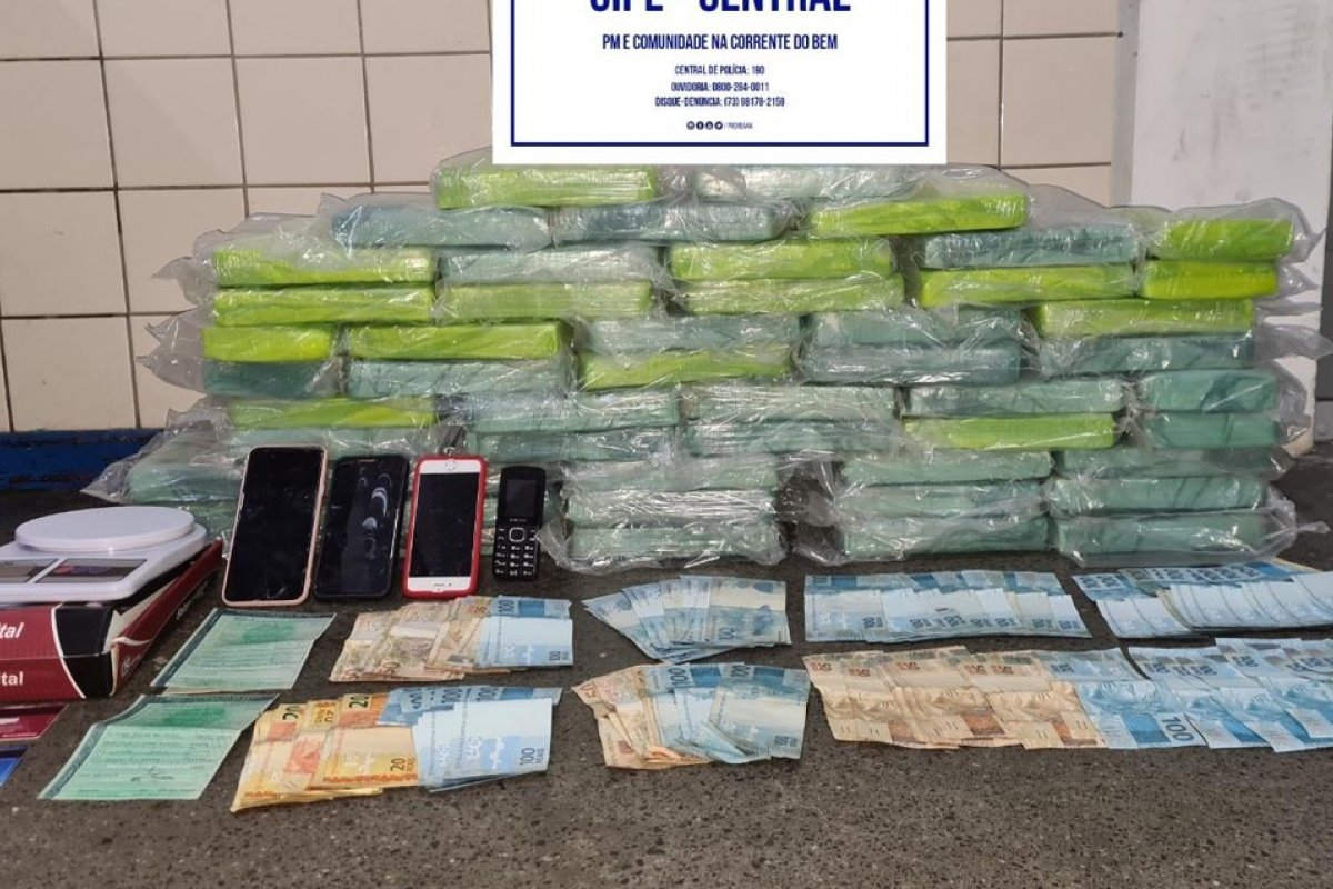 Polícia prende três homens com 50 kg de cocaína em Jequié