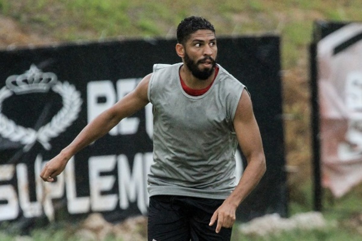 Sem previsão de estreia, Wallace diz ser uma versão diferente da última passagem pelo Vitória