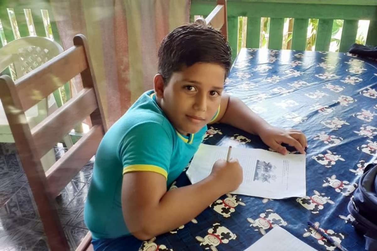 Menino de 11 anos morre após ser eletrocutado por um celular que estava em um carregador