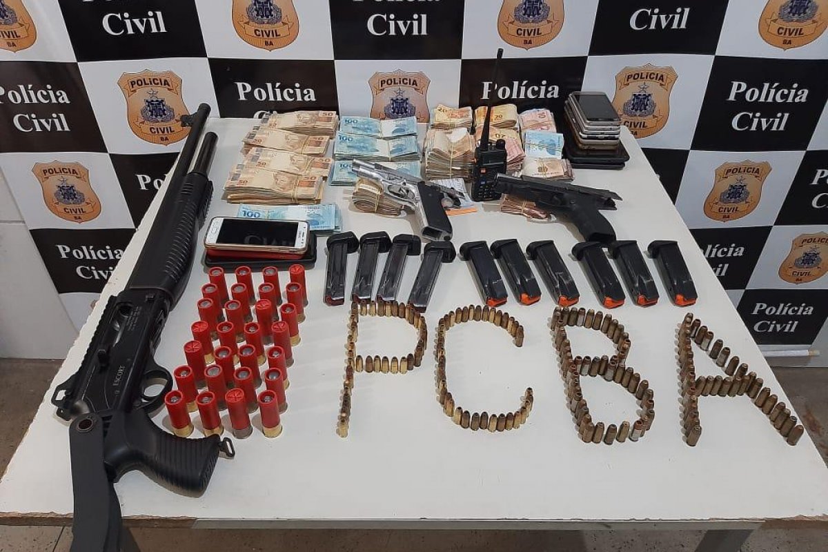 Polícia prende três suspeitos de homicídios e apreende mais de R$ 78 mil, armas e munições em Juazeiro