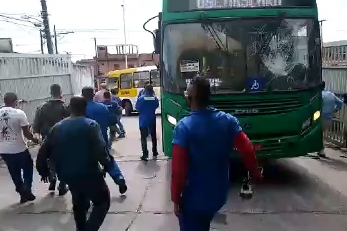 Homem armado invade duas garagens de ônibus em Salvador e quebra veículos