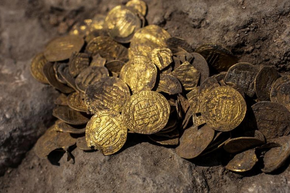 Jovem encontra mais de 400 moedas de ouro com mais de 1.100 anos em Israel