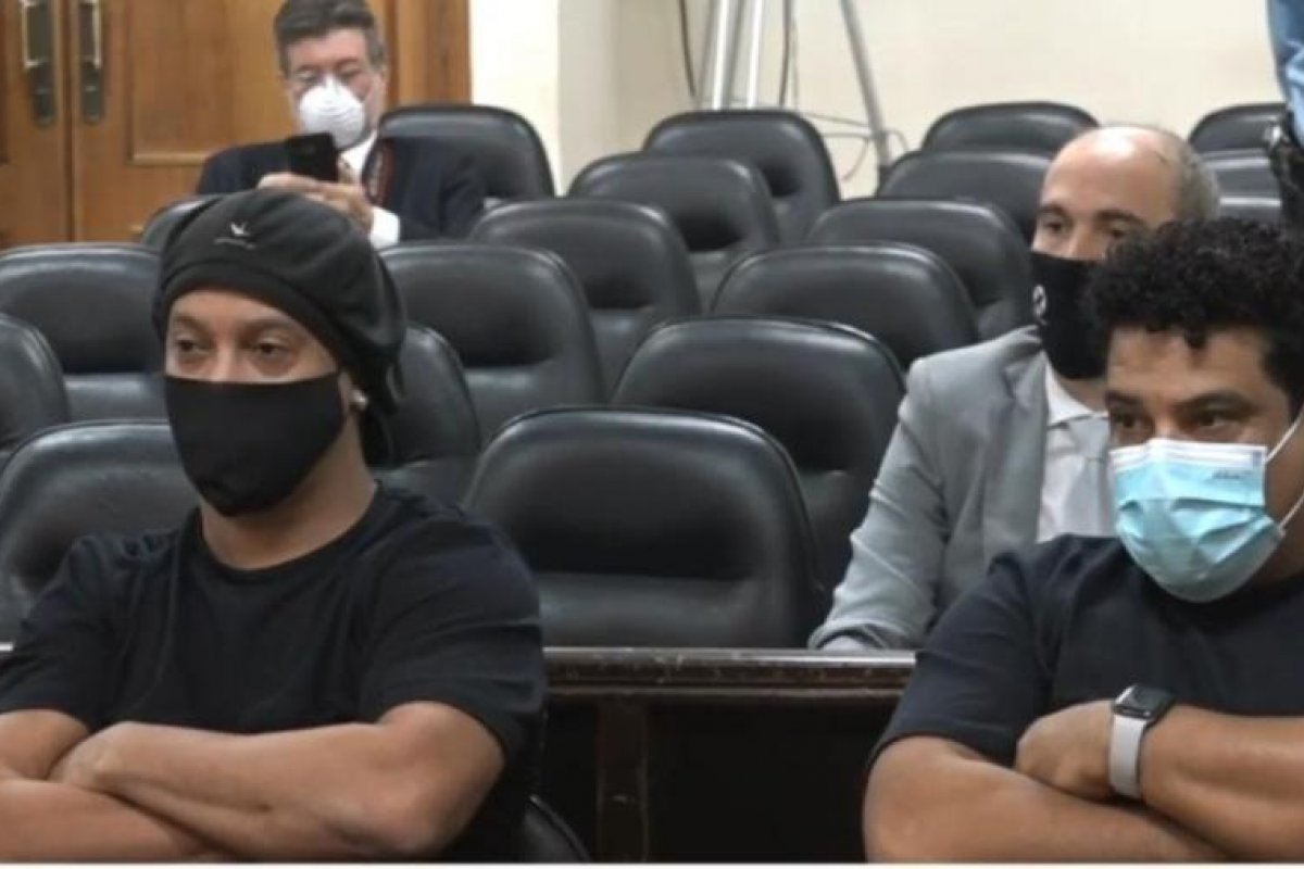 Após cinco meses, Justiça autoriza retorno de Ronaldinho Gaúcho e irmão ao Brasil com condições