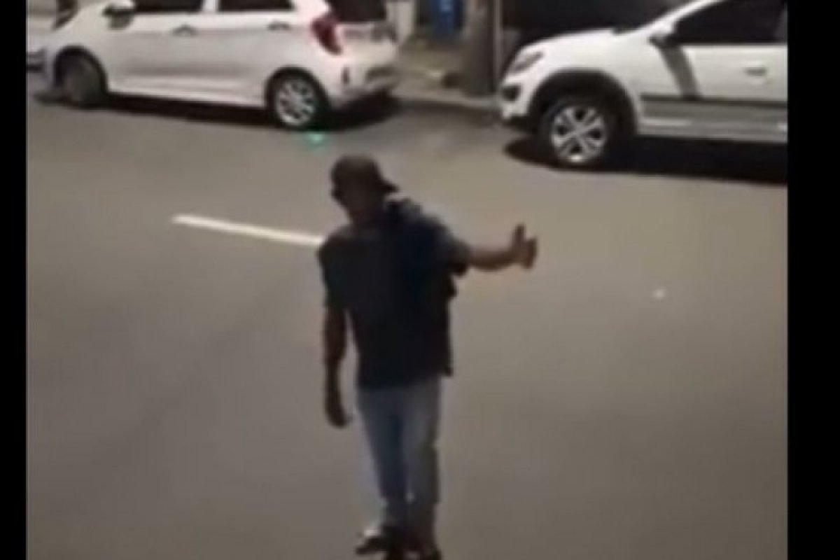 Veja Vídeo: Morador de rua que viralizou cantando Renato Russo, vai gravar em estúdio de Salvador