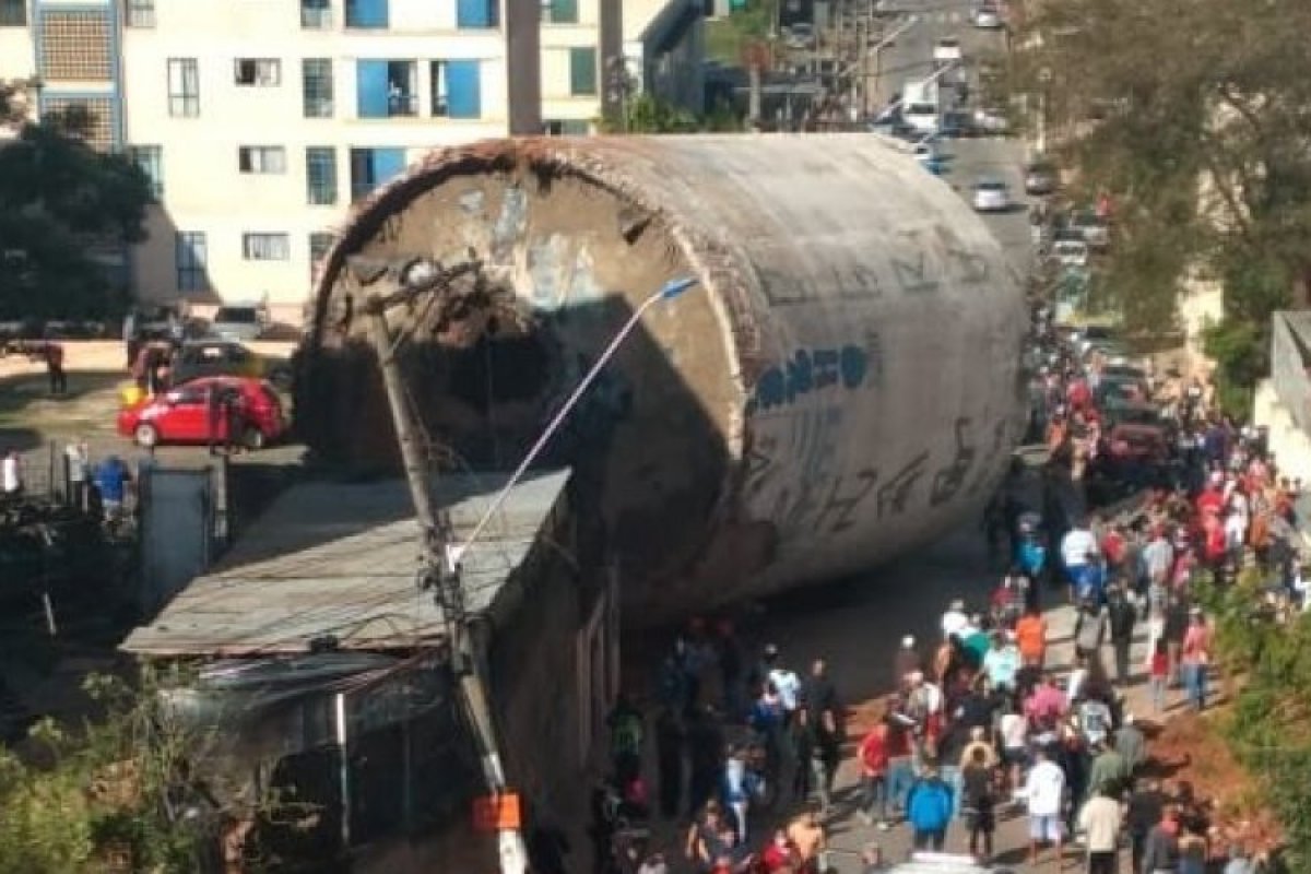 Caixa d'água desativada desaba e esmaga carros em Diadema, SP