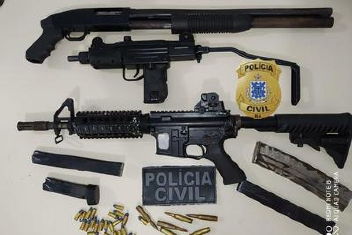 Delegacia de Repressão a Furtos e Roubos (DRFR) de Feira de Santana apreende armas e drogas