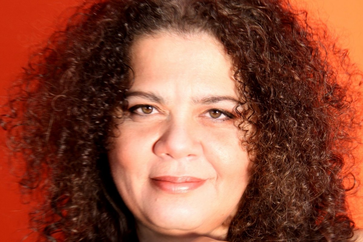 Sandra Simões, encerra a programação mensal do Teatro Gamboa online com o show Bem Autoral