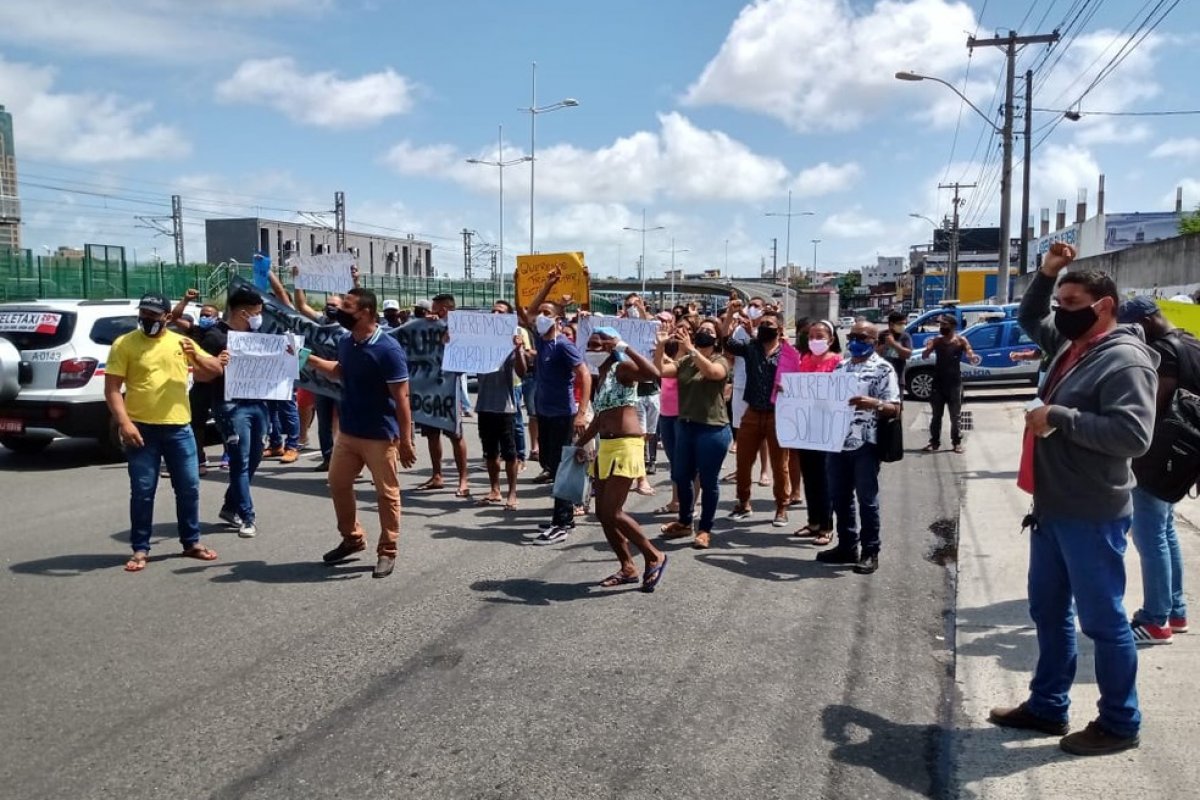 Manifestação de comerciantes deixa o trânsito lento na Av. Tancredo Neves, em Salvador