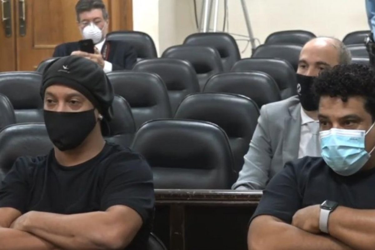 Ronaldinho Gaúcho e Assis deixam o Paraguai nesta terça