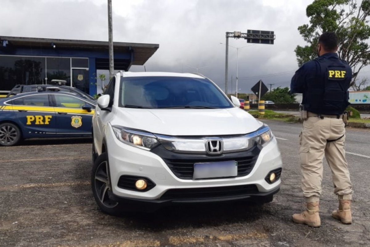 Motorista é preso após ser flagrado com veículo roubado na BR 324