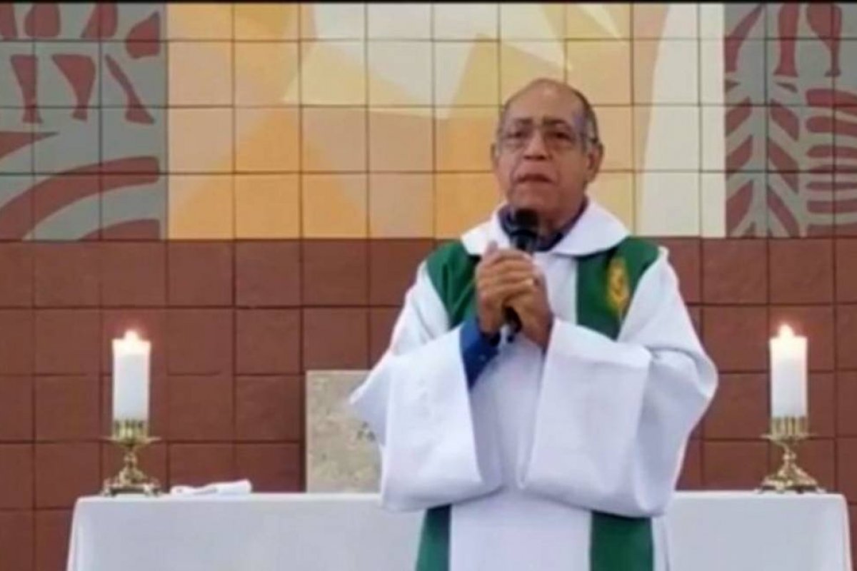 Vídeo: padre deseja morte de fiéis que não vão a igreja durante a pandemia