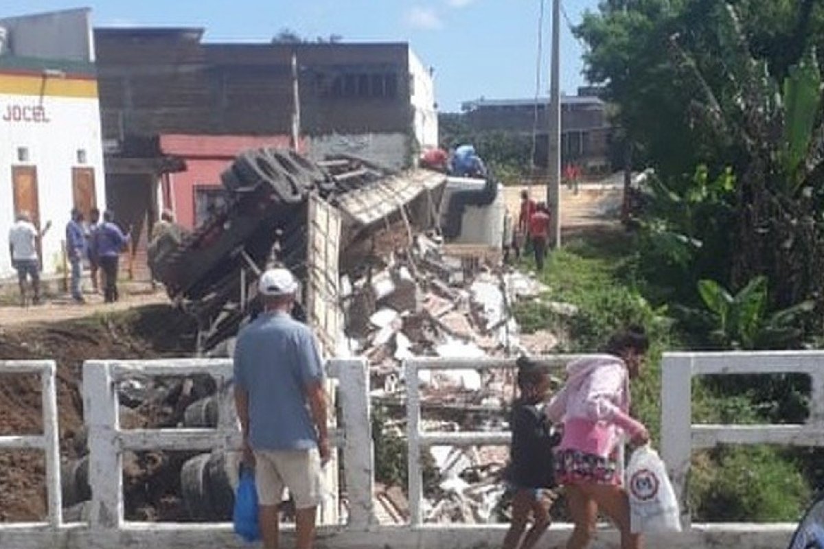 Caminhão com carga de cerâmica tomba em uma ponte e cai em um canal no sul da Bahia