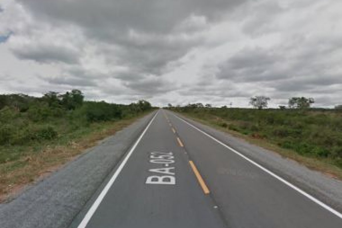 Batida entre duas motocicletas deixa três mortos na BA-052