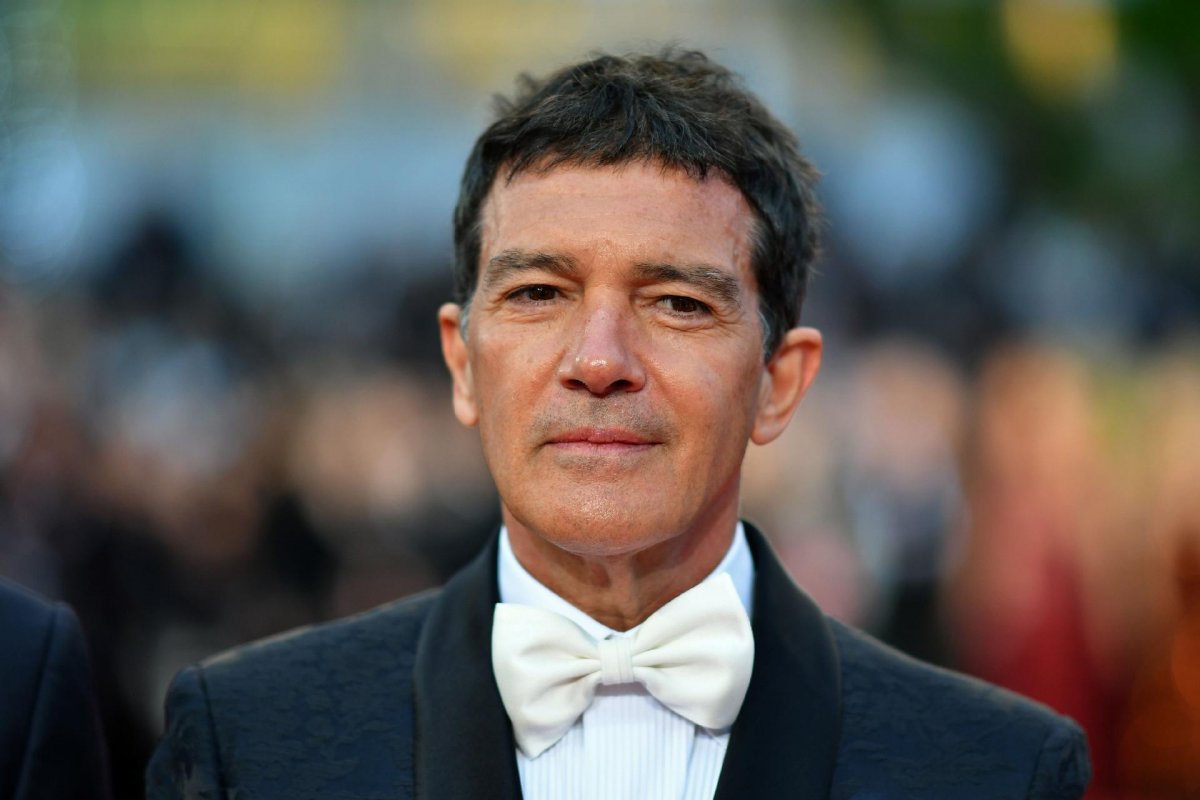 Antonio Banderas revela estar curado da covid-19