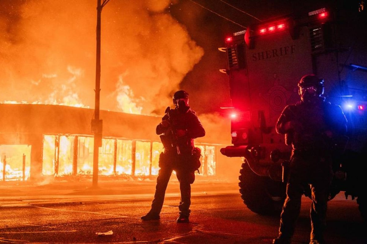 Terceira noite de protestos em Kenosha, no Wisconsin, termina com baleados e um morto