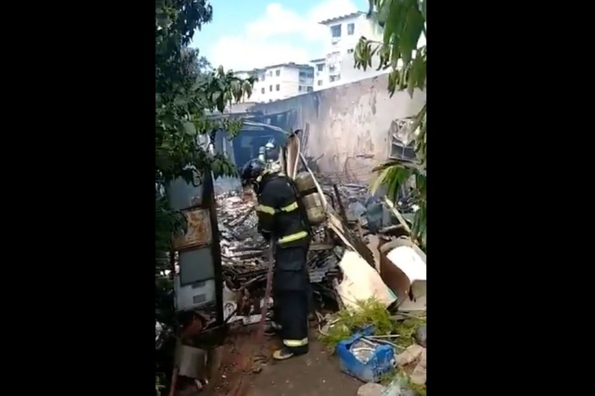 Incêndio destrói barracos em Alto de Vista Alegre, em Salvador