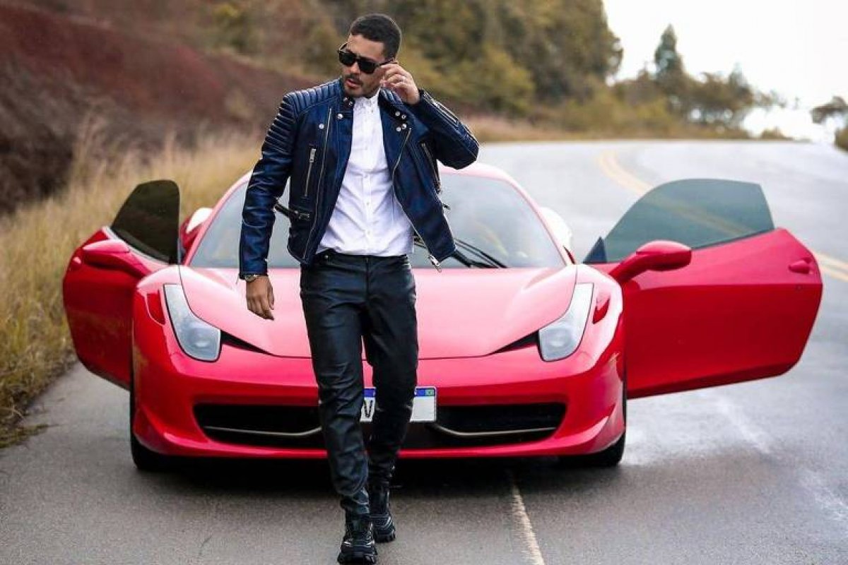 Quem pode, pode! Carlinhos Maia compra Ferrari avaliada em mais de R$ 1,5 milhões