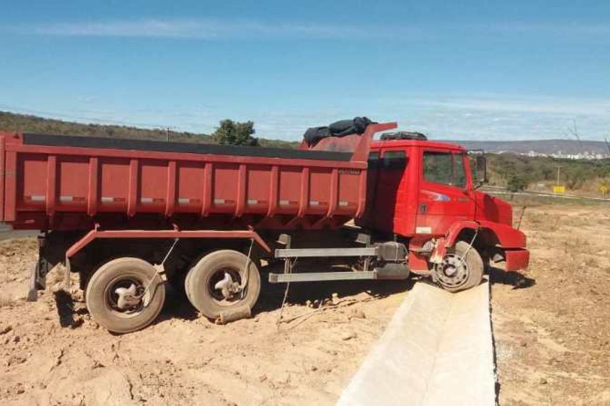 Caminhoneiro embriagado invade canteiro central de rodovia baiana