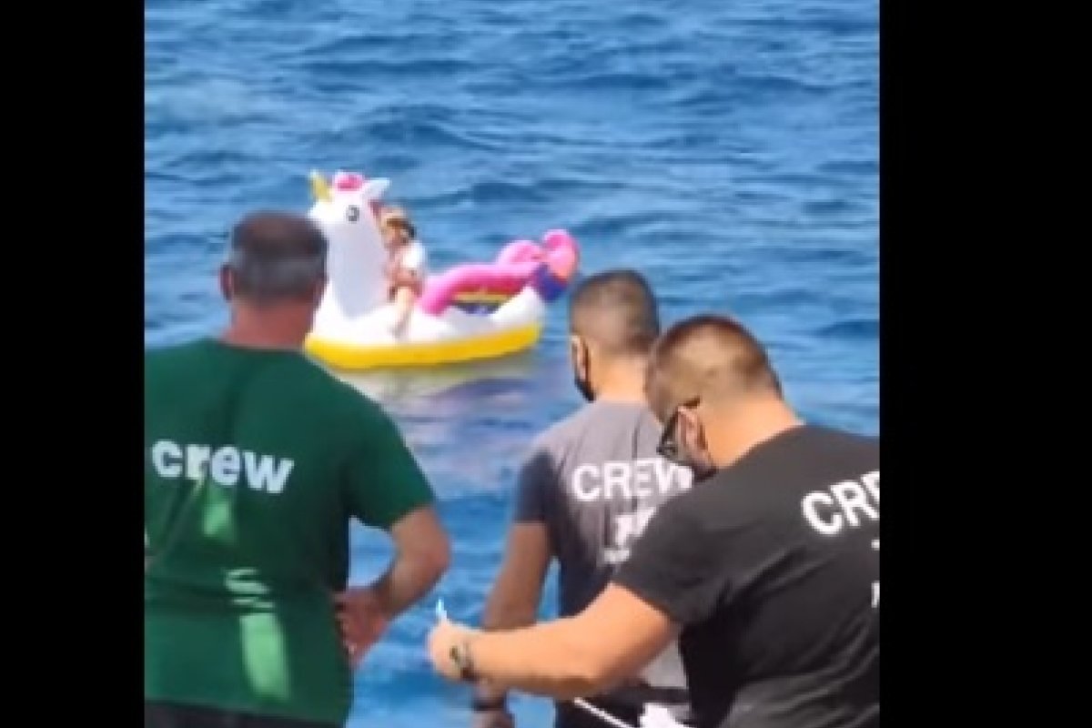 Criança é resgatada após ficar à deriva em uma boia no mar da Grécia