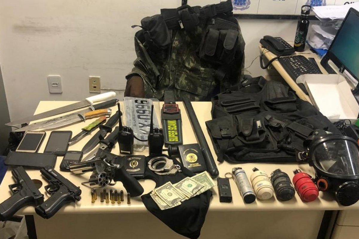 Homem com passagem por sequestro é preso com granadas, armas e colete em Camaçari