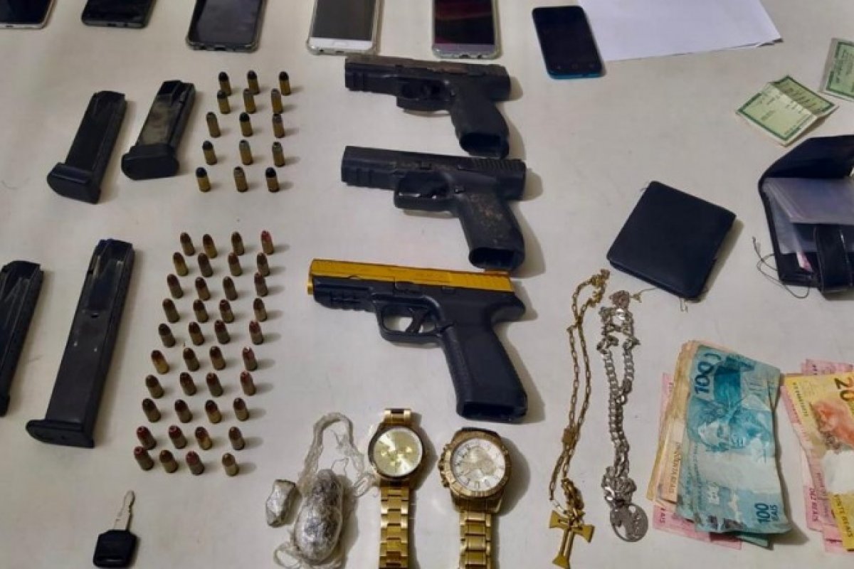 Grupo suspeito de roubo de carros é preso em trecho de rodovia no sul da Bahia