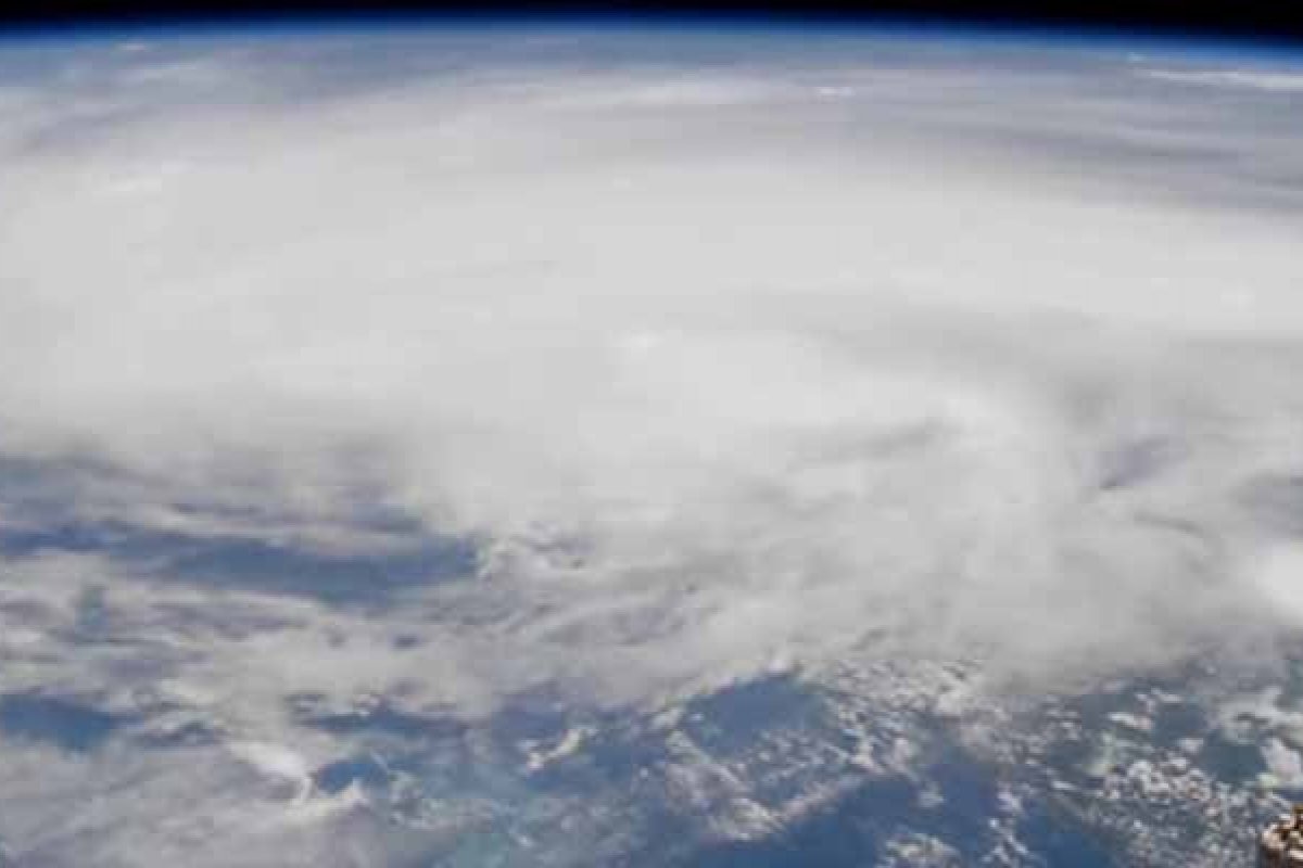 Furacão Laura ganha força e produz ventos de até 185 km/h