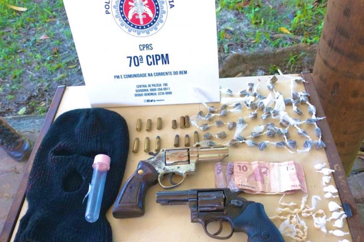 Equipe da Polícia Militar localiza dupla com armas e drogas em Ilhéus