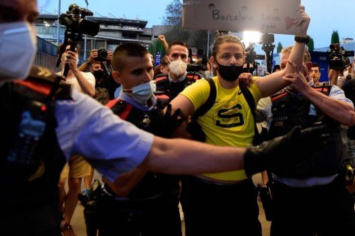Torcedores invadem Camp Nou e cobram renúncia de presidente
