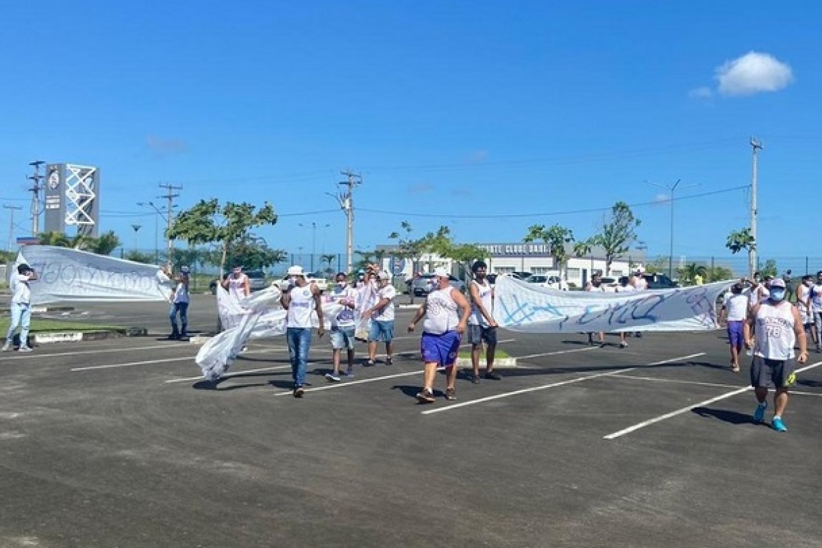 Torcida organizada faz protesto no CT do Bahia