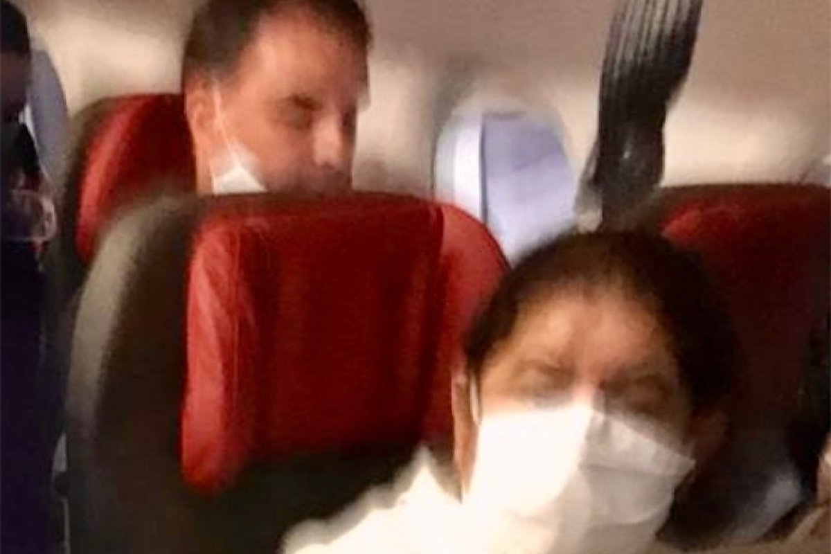 Flávio Bolsonaro viajou de avião com máscara no queixo dias antes de exame positivo para Covid