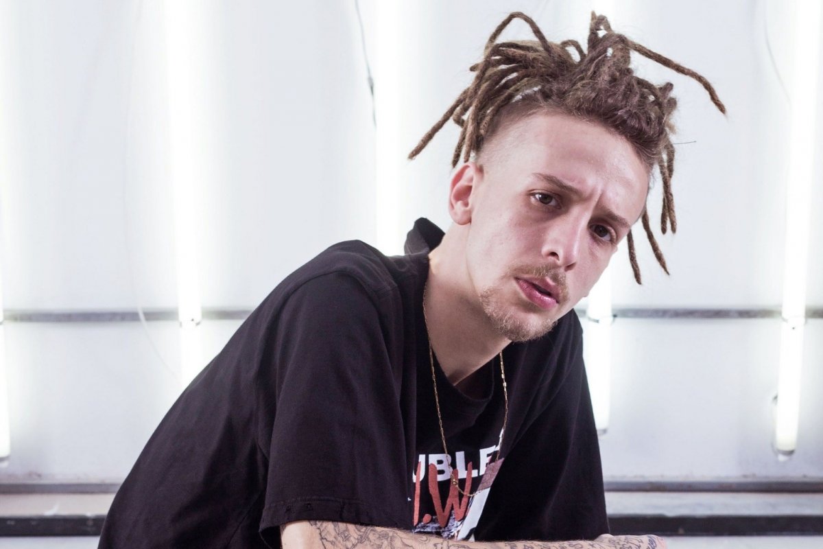 Vídeo: Rapper Pedro Qualy sofre convulsão ao vivo durante jogo online